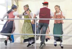  ?? FOTO: DOROTHEE L. SCHÄFER ?? Die Kinder der Altdorfer Trachtengi­lde hatten sichtlich Spaß am Tanzen.