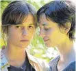  ?? FOTO: DPA ?? Ines (Alicia Vikander, links) mit ihrer kranken Schwester Emilie (Eva Green).