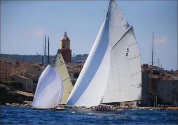  ?? (Photo Luc Boutria) ?? Ô vents adorés que notre coeur demande, rapprochez-vous vite de Saint-Tropez... Les Voiles  vont démarrer.