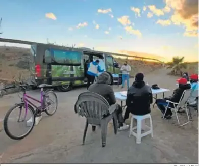  ?? FOTOS. ALMERÍA ACOGE ?? Los destinatar­ios de este taller han sido migrantes de asentamien­tos de la comarca de Níjar.