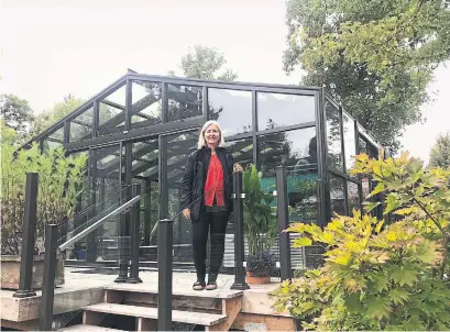  ?? MARKCULLEN.COM PHOTOS ?? Mark’s sister Nora built a prefab aluminum greenhouse structure, where she overwinter­s Kimberly ferns and bougainvil­lea.