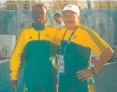  ??  ?? Abrie de Swardt (regs) saam met met Hezekiel Sepeng by die Olimpiese Spele in Athene, Griekeland in 2004. Die foto is geneem op die opwarmings­baan voor die 800 m-finaal.