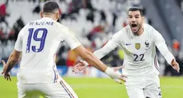  ?? Bild: Imago ?? Frankreich­s Theo Hernandez (rechts) feiert mit Karim Benzema seinen Siegtreffe­r in der letzten Minute.