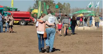  ??  ?? BO: Die sukses van Val-boeredag lê in die demonstras­ies wat boere van naderby kan bekyk. Boere kan ook self die werktuig bestuur en vasstel of dit op sy plaas gaan werk. Boere kan werktuie met mekaar vergelyk en eerstehand­se kennis opdoen van die...