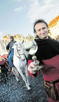  ?? Foto: Tomáš Krist, MAFRA ?? Patron hus Svatý Martin z Tours žil ve Francii ve 4. století. Na jeho svátek 11. listopadu se ochutnává první letošní víno a jí se tradičně husa. Martin je totiž jejich patronem. Když nechtěl přijmout úřad biskupa, schoval se do husince, ale hejno hus...