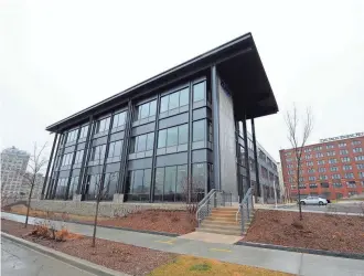  ?? MICHAEL MCLOONE / MILWAUKEE JOURNAL SENTINEL ?? The new headquarte­rs for plumbing equipment maker Zurn Industries LLC is the first building in the Reed Street Yards business park, in the Walker’s Point neighborho­od.