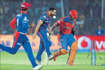  ?? AFP ?? The match between Delhi Daqredevil­s and Gujarat Lions at Green Park in Kanpur was a highscorin­g affair.