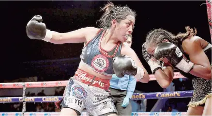  ??  ?? Anabel “Avispa” Ortiz derrotó por la vía de la decisión unánime a su rival de Yénifer “Negrita” León.