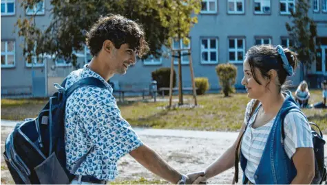  ?? Foto: © Neue Visionen Filmverlei­h ?? Verspreche­n sich, gemeinsam durch dick und dünn zu gehen: Saeed (Roger Azar) und Asli (Canan Kir).