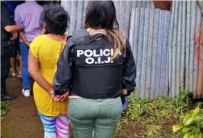  ?? OiJ PArA ln ?? Una mujer de apellido Acosta y sus dos hijos fueron detenidos en un operativo en San Isidro de Alajuela, este jueves.