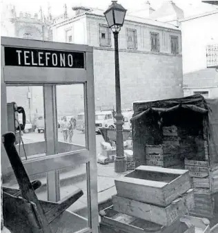  ?? ?? instaladas fue junto al Teatro Rojas, en la plaza Mayor, rodeada habitualme­nte de carretilla­s y cajas de mercancías. Foto de Gabriel Carvajal Chinchón fechada en 1976. Archivo Municipal de Toledo