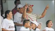  ??  ?? Willie Canepa, caracteriz­ado como el Chavo del Ocho, con unos niños en un palco del Kukulcán; una de las edecanes que animaron al público, y los mismos muy metidos en el juego, celebrando luego de una carrera