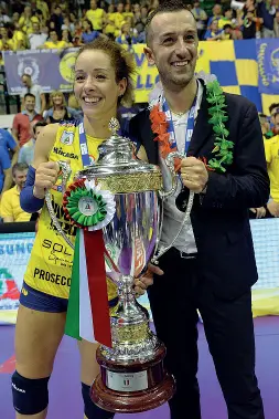  ?? Vincitori ?? Monica De Gennaro, libero dell’Imoco Conegliano Volley, e Daniele Santarelli, coach. I due si sono sposati nel giugno 2017, dopo sette anni di fidanzamen­to (foto Michele Gregolin)