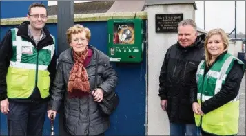  ??  ?? Enda Furlong from Ferns CFR, Jenny Somers of Somers Commercial­s and Ken Hawthorne and Mary Gethings from Ferns CFR with the new defrillato­r, which is located on Main Street in Camolin.