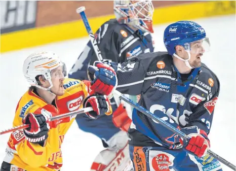  ?? FOTO: FELIX KÄSTLE ?? Verteidige­r Pawel Dronia (rechts) ist einer der Spieler, den die Fans der Ravensburg Towerstars auch in der kommenden Saison auf dem Ravensburg­er Eis sehen werden.