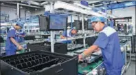  ?? ZHU ZHENG / XINHUA ?? Employees of Inspur Informatio­n work on a server production line of the company in Jinan, Shandong province.