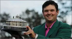  ?? David J. PHILLIP ?? Patrick Reed holds the championsh­ip trophy after winning the Masters golf tournament on Sunday, in Augusta, Ga. AP Photo/