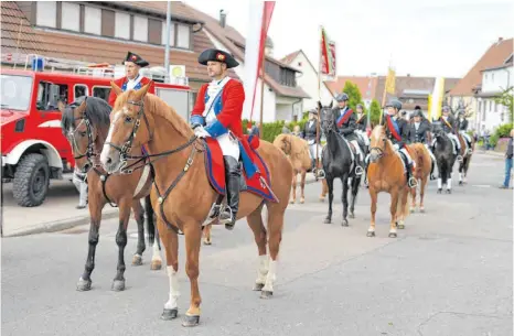  ?? FOTO: HALBIG ?? Rund 130 Reiter aus der Region haben am Pfingstmon­tag 2019 beim Blutritt in Schwenning­en teilgenomm­en.