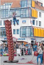  ??  ?? Hoch hinaus geht es beim Bierkisten­stapeln der Royal Rangers.