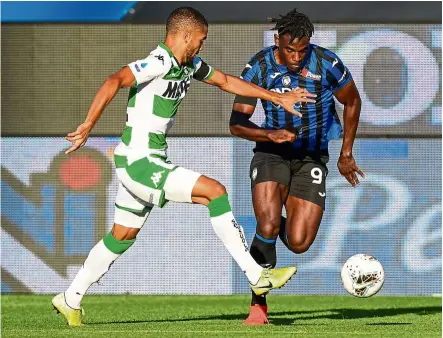  ??  ?? Eyes on the ball: atalanta forward duvan Zapata (right) vying for the ball with sassuolo defender Jeremy Toljan during the serie a match on sunday. — aFP