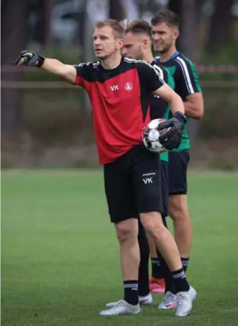  ?? DICK DEMEY
FOTO ?? Vladan Kujovic woont in Genk maar traint de keepers van Lommel. Dat hij een grote fan van Manchester United was, weten ze daar beter niet.