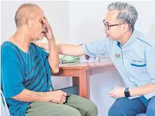  ?? Via X/Bernama — Picture ?? Communicat­ions Minister Fahmi Fadzil meets Roslan Ariffin Jamil, better known as Ross Ariffin, who was homeless for more than three years.