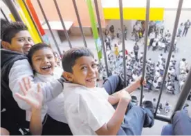  ?? ALBERT MARÍN ?? Desde el tercer piso de la nueva escuela, en La Uruca, los estudiante­s siguieron las incidencia­s de la inauguraci­ón.
