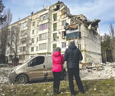  ?? ?? Un ataque ruso con misiles destruyó parte de un edificio de departamen­tos en Járkov