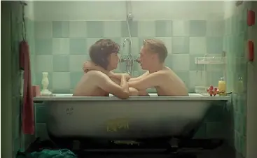  ?? UPFRONT FILMS ?? MELLAn KÖnEn. Eli Levén och Ester Martin Bergsmark möts i badkaret.