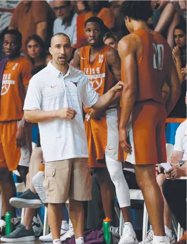  ?? Picture: STEWART McLEAN ?? IN KNOW: University of Texas coach Shaka Smart talks to his players at the Cairns Taipans clash, which he was happy to see former college counterpar­t Scoochie Smith sit out.