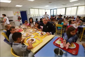  ?? (Photos Laurent Martinat) ?? Les parents ont pu partager, le temps d’un repas, le quotidien de leurs enfants à la cantine. Une opération qui se poursuivra toute la semaine dans toutes les écoles de la ville.