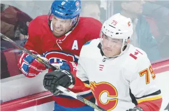  ??  ?? Le défenseur Shea Weber joue malgré les blessures. On le voit ci-dessus accepter une mise en échec de l’attaquant Micheal Ferland, des Flames de Calgary. - La Presse canadienne: Ryan Remiorz