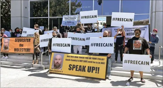  ?? ROBERT SALONGA — STAFF PHOTOGRAPH­ER ?? Cain Velasquez supporters hold #FreeCain signs outside the Santa Clara County Hall of Justice in San Jose on April 12.