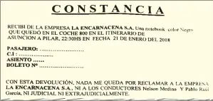  ??  ?? Esta es la constancia que el encargado de la entrega de objetos solicitó que la pasajera firmara para retirar sus pertenenci­as.