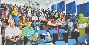  ??  ?? BERI TUMPUAN: Peserta seminar memberi tumpuan penuh terhadap ceramah yang disampaika­n.