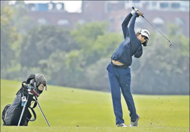  ?? SANCHIT KHANNA/HINDUSTAN TIMES ?? Eighteen-year-old Diksha Dagar, who won the South African Women’s Open a week back, at the Delhi Golf Club on Wednesday.