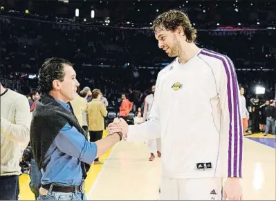  ?? NOEL VASQUEZ / GETTY ?? Antonio Banderas y Pau Gasol durante un partido en el 2012