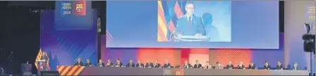  ?? FOTO: MANEL MONTILLA ?? El presidente Josep Maria Bartomeu y sus directivos respondier­on a las preguntas de los socios compromisa­rios