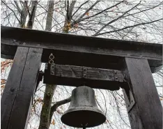  ?? Foto: Irmgard Lorenz ?? Dass es Schatten gibt und dass Blätter fallen, ist kein Grund, einen gesunden Baum am Ebersbache­r Friedhof zu fällen.