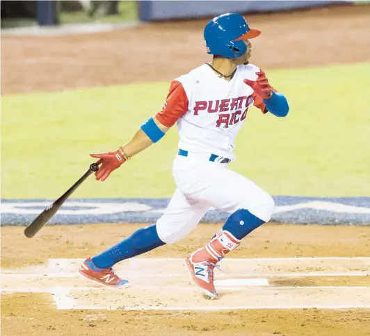  ??  ?? El campocorto del Equipo Nacional durante uno de sus turnos al bate en el partido del viernes en que Puerto Rico doblegó a Venezuela.