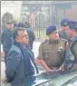  ?? HT ?? Additional chief secretary
■
(home) Awanish Awasthi and DGP OP Singh reviewing security in Old Lucknow.