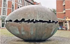 ?? Das RP-ARCHIVFOTO: PETRA CZYPEREK ?? Ei auf dem Monheimer Eierplatz: Der Künstler Taco de Marie entwarf und baute das 1,5 Tonnen schwere Oval aus Stahl.