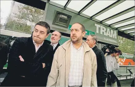  ?? JAUME MERCADER / ARCHIVO ?? En la parada. Puig, en una estación en el 2004. A la izquierda, Enric Ticó, que fue director general de Transports y hoy preside FGC. Entre ellos, Javier Vizcaíno, hasta ahora presidente de TRAM