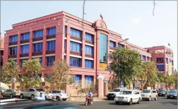  ?? HENG CHIVOAN ?? A street view of the National Bank of Cambodia headquarte­rs in Phnom Penh.