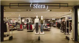  ??  ?? Spanish brand ( S f e r a ) recently launched its Fall/Winter 2015 Collection at The SM Store Makati.