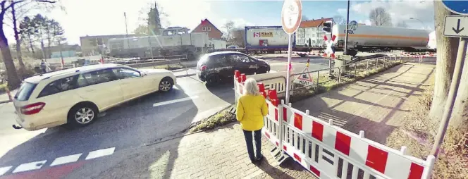  ?? BILD: Torsten von Reeken ?? Am Bahnüberga­ng Alexanders­traße haben die Arbeiten für eine Brücken-Trog-Lösung begonnen. .