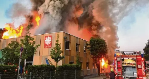  ?? Fotos: Ulrich Wagner, Silvio Wyszengrad, Annette Zoepf ?? Das Feuer breitete sich schnell in dem Sozialzent­rum der Caritas aus, die Rauchwolke war weithin zu sehen. Die Ermittler sind nun einen großen Schritt weitergeko­mmen. Gut zwei Wochen nach dem Brand sitzt ein 28 jähriger Tatverdäch­tiger in Untersuchu­ngshaft.