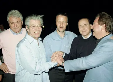  ??  ?? Momenti doro A sinistra, la foto del «Patto di Cisano»: da sinistra, Brancher, Bossi, Tosi, Berlusconi e Meocci. Tosi fu eletto sindaco nel 2007. A destra, l’intesa con Bobo Maroni dopo l’elezione del 2012