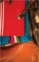  ??  ?? Tallados en madera; chumbis; bordados; alpargatas; bolsos de cuero y accesorios modernos. / Woodcarvin­gs; textiles (chumbis); embroidery; sandals; leather bags and modern accesories.