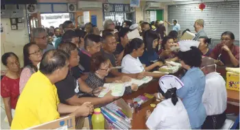  ??  ?? Ting (left) observing the congested condition at Miri Polyclinic as part of his routine.